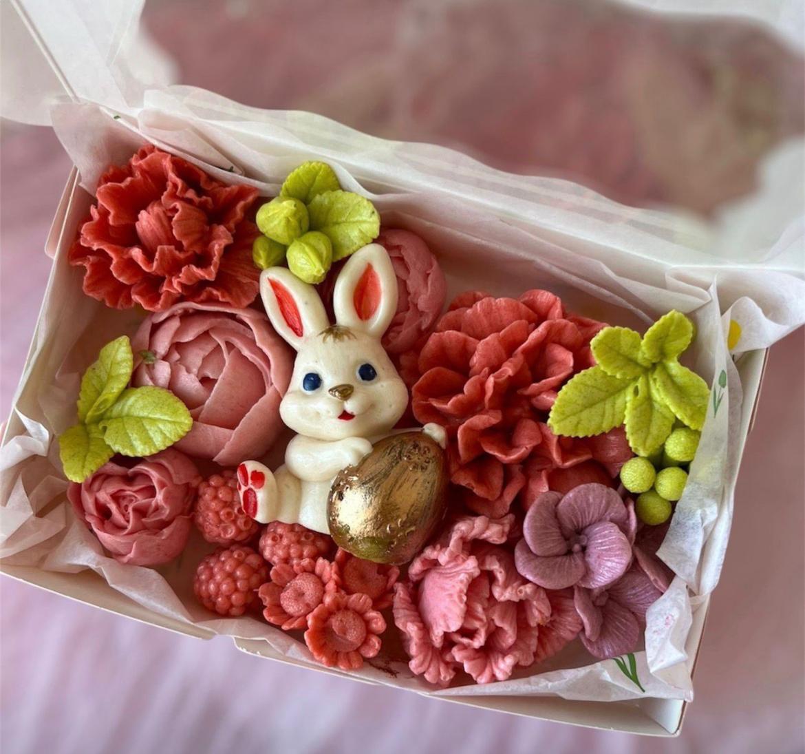 Spring Bunny Box cutie cu iepuraș din bezea și ou auriu